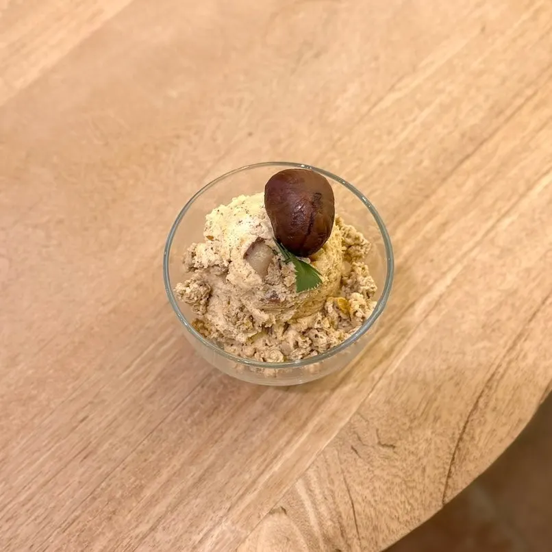 Cross-section of the cream pudding with crumble at the base