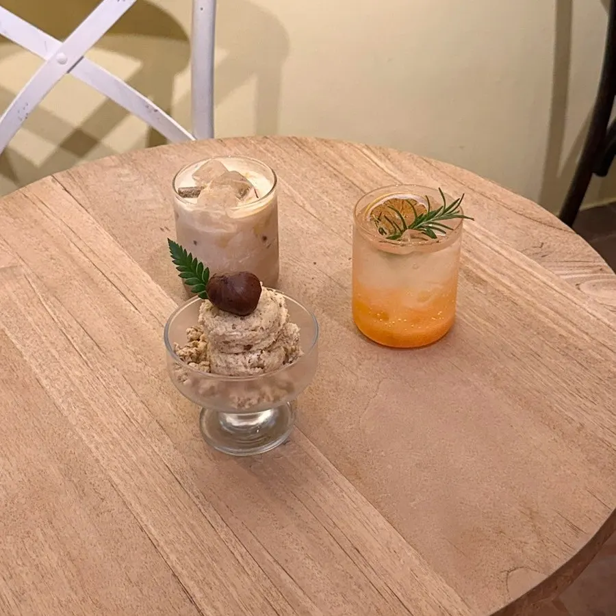 Hippy café's evening atmosphere