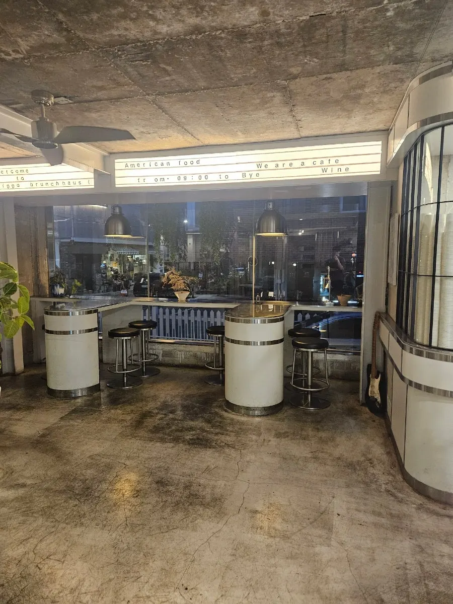 การตกแต่งภายในร้านชั้น 1 ที่ดัดแปลงจากบ้านพักอาศัย