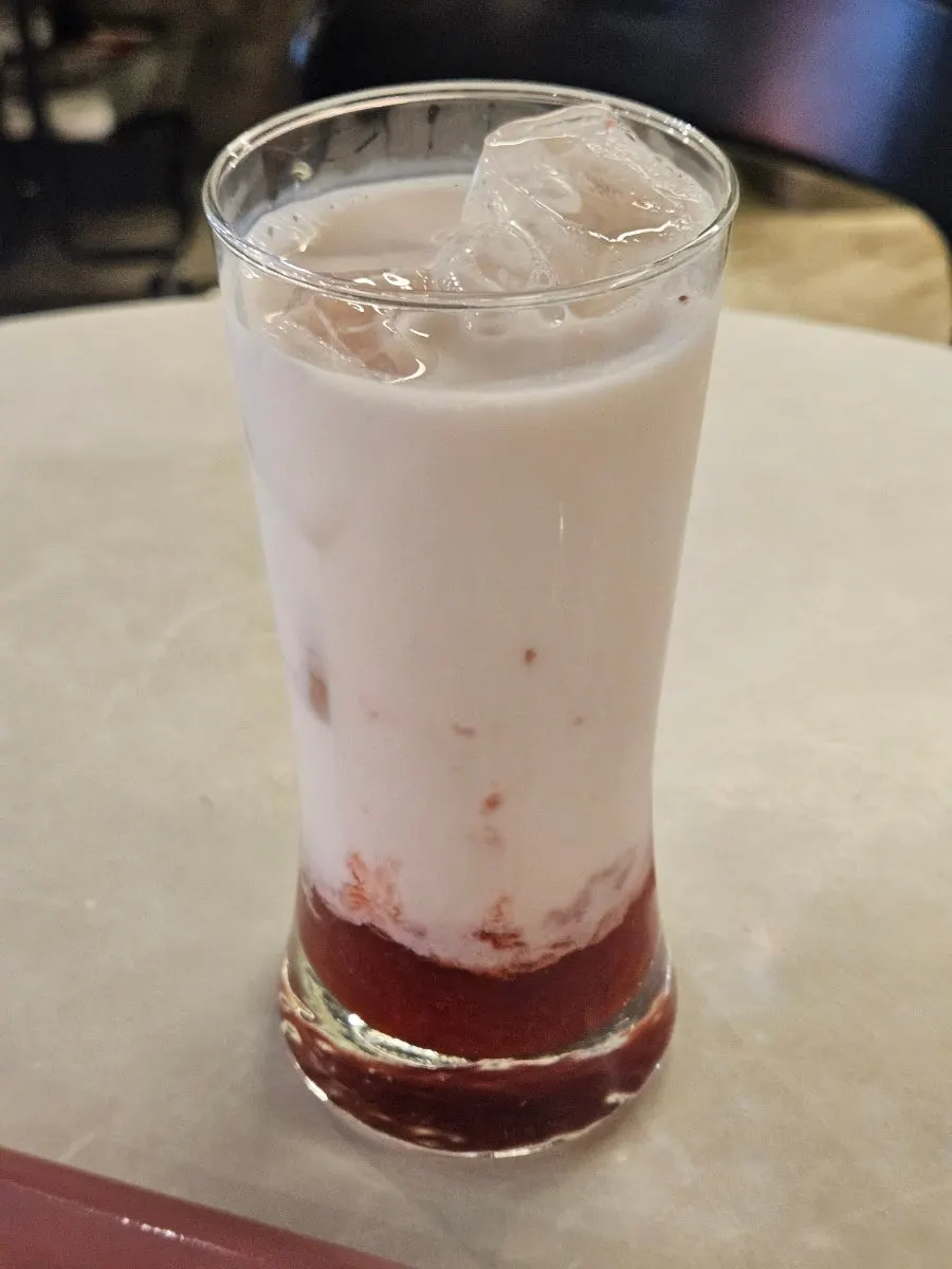 จานเบอร์เกอร์ที่กินจนเกือบหมด
