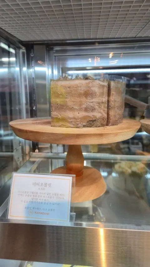 Matcha chocolate cake at HYBE Playground