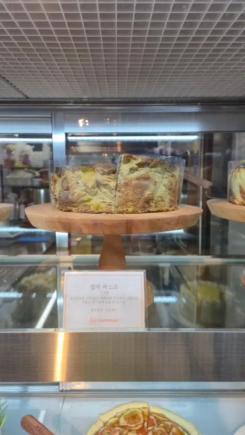 Earl grey fig cake at HYBE Playground