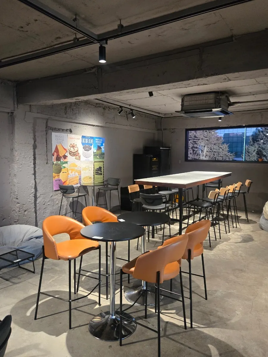 Café table suitable for laptop work