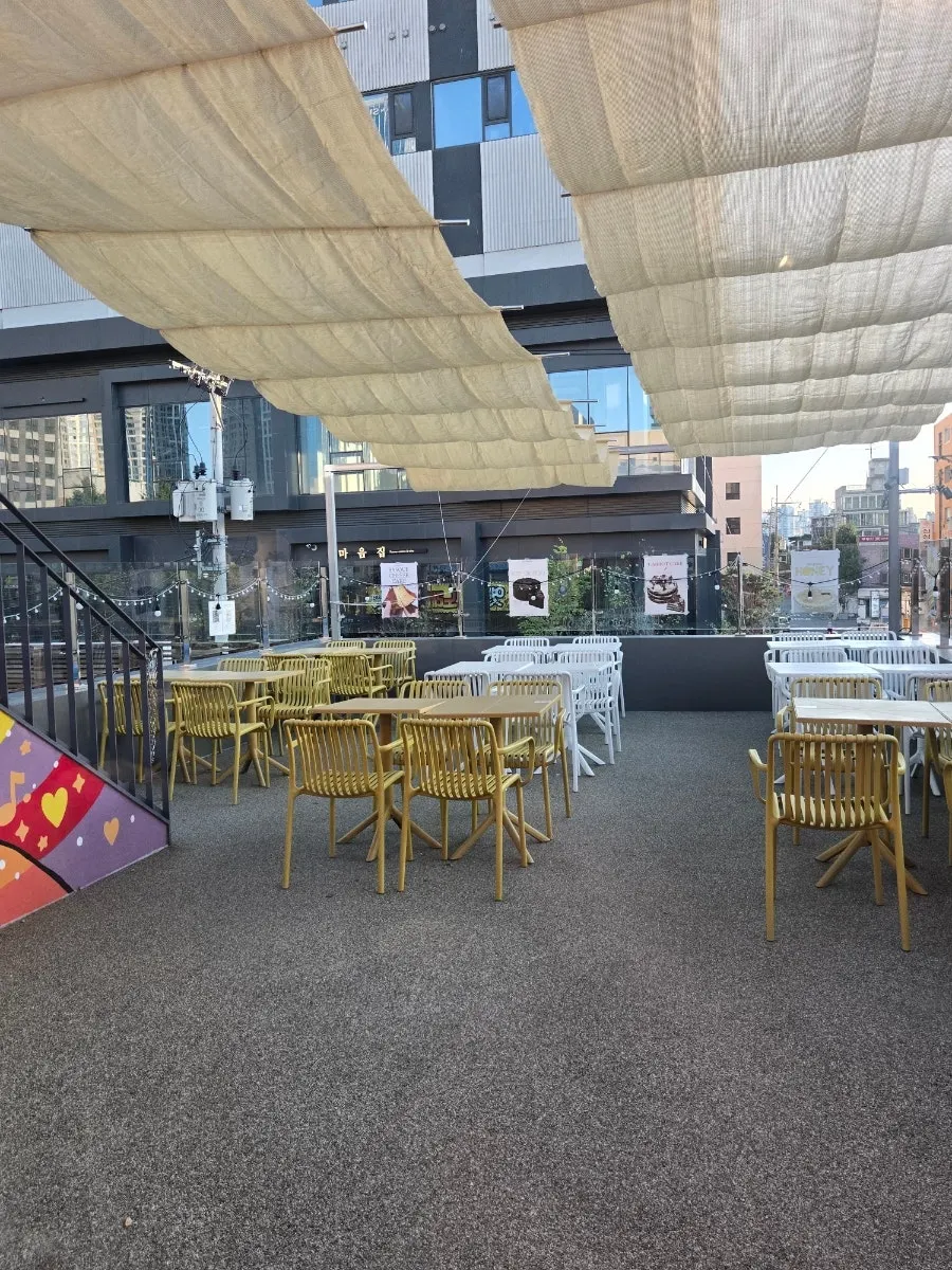 Seating area good for lingering long stays
