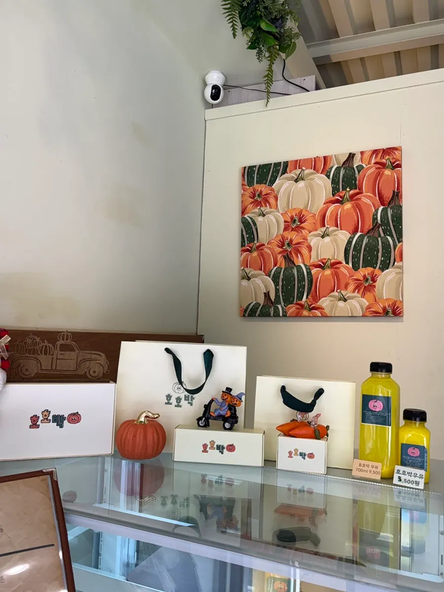 Interior and display case at Hohobak