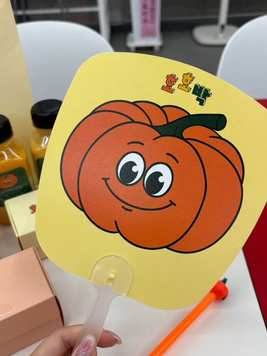 Free fan and pen gifts featuring the Hohobak character