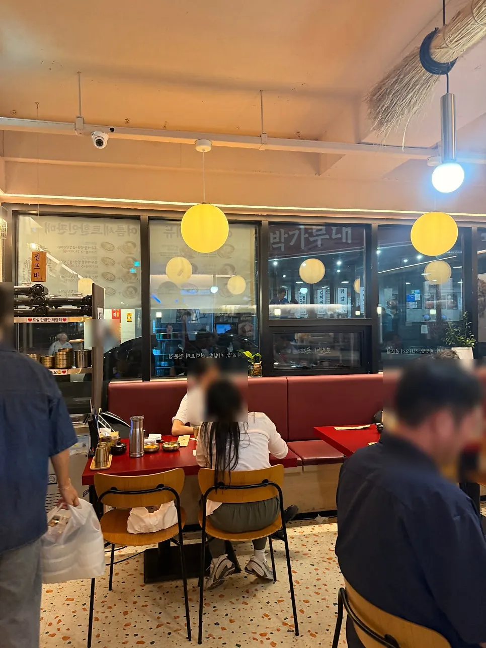 Dining hall seating at Horangi Gotgan Gongdeok Branch
