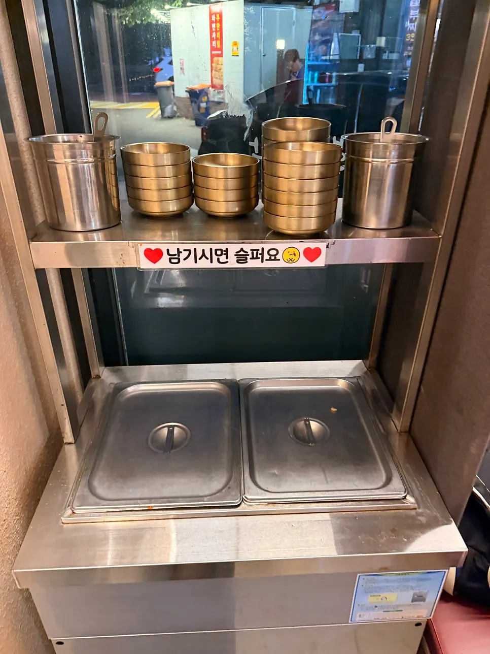 Side dish containers at the self-serve bar