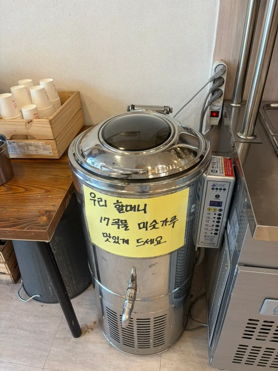 Asientos del interior de Hoegi Wang Galbitang