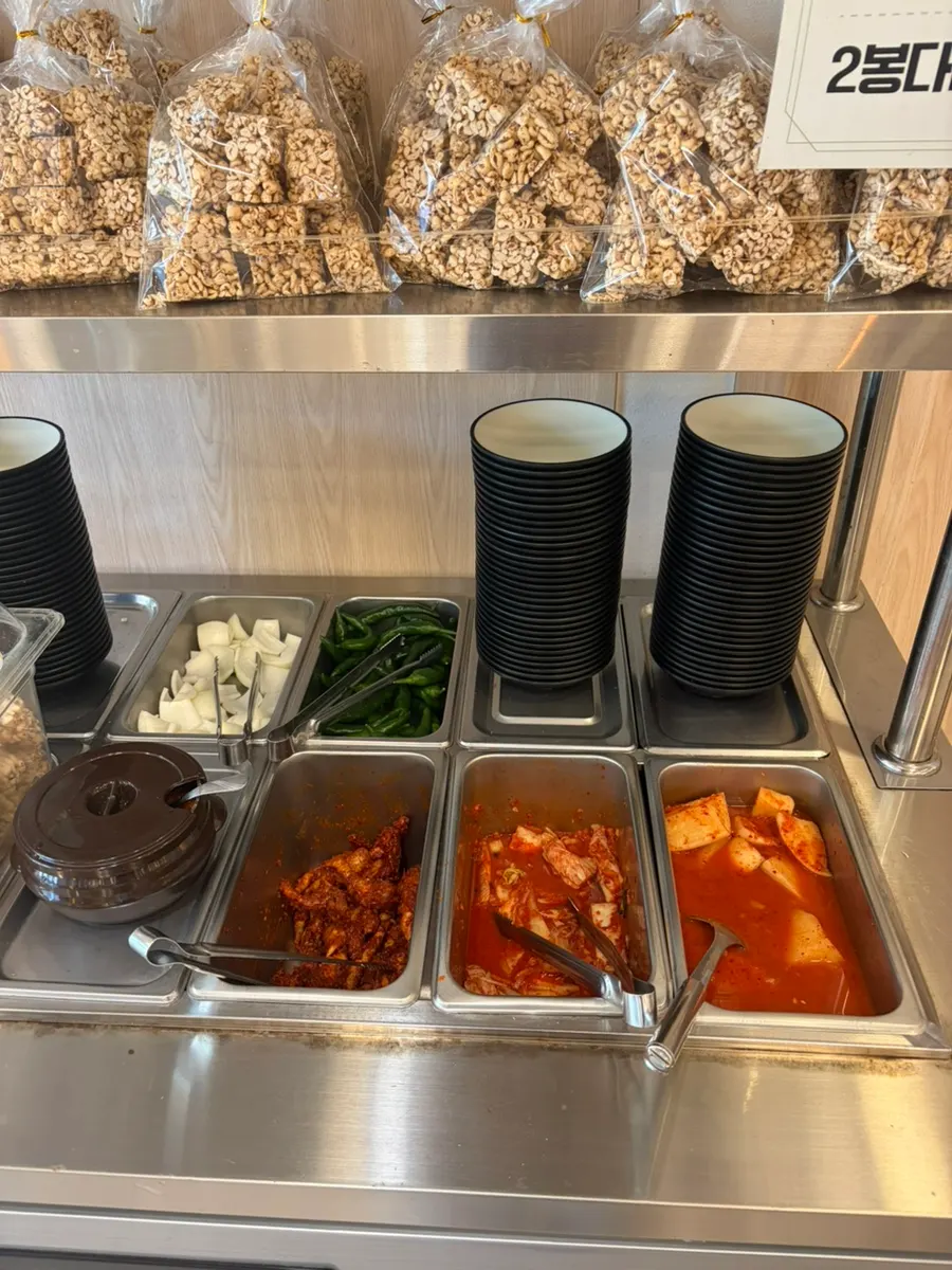 Zona de autoservicio con kimchi de col china y seokbakji