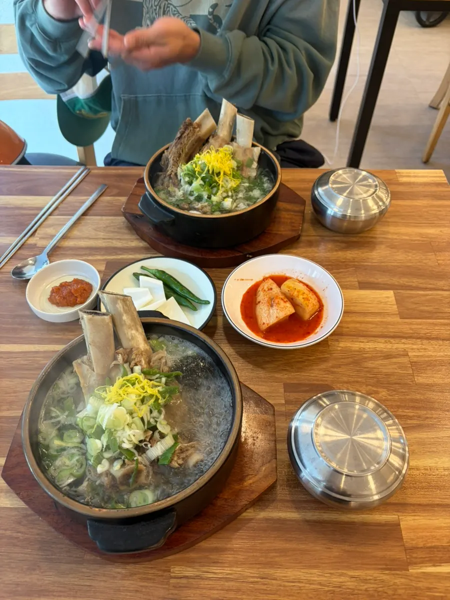 Mesa con galbitang revitalizante y galbitang especial