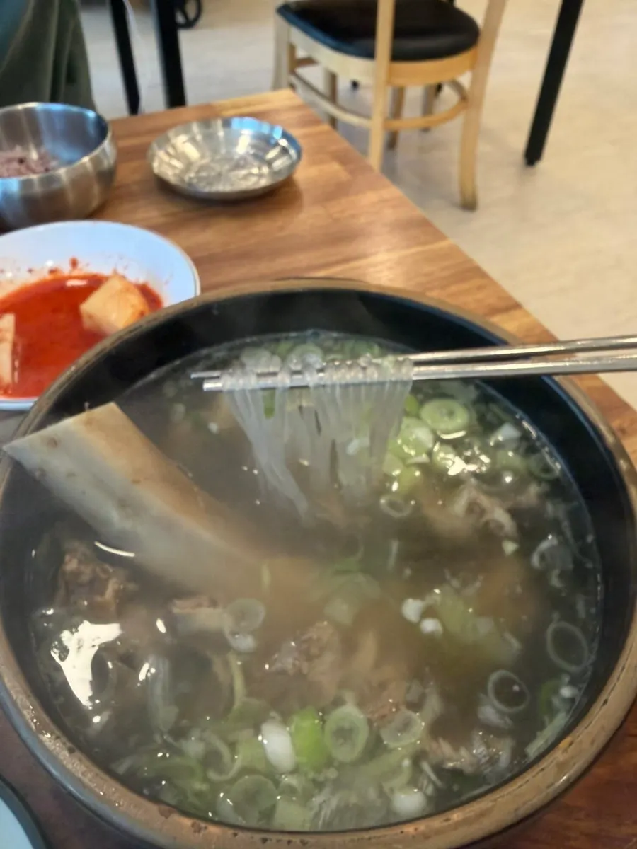 Un cuenco de galbitang de Hoegi Wang Galbitang