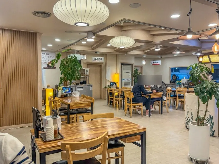 회기왕갈비탕 홀 테이블 전경