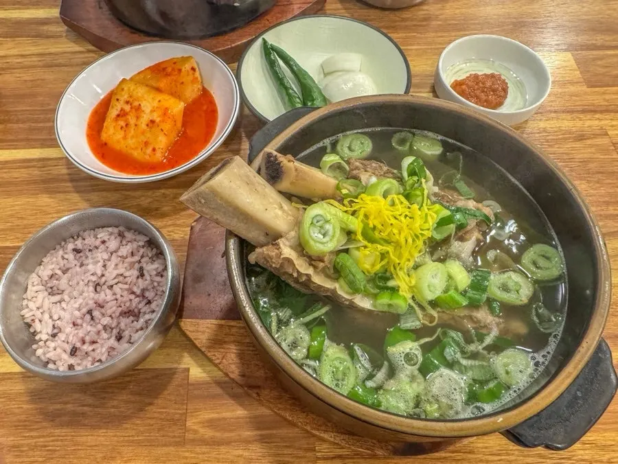 기본 반찬과 깍두기가 놓인 테이블