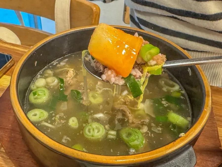 소스에 찍은 갈비 고기