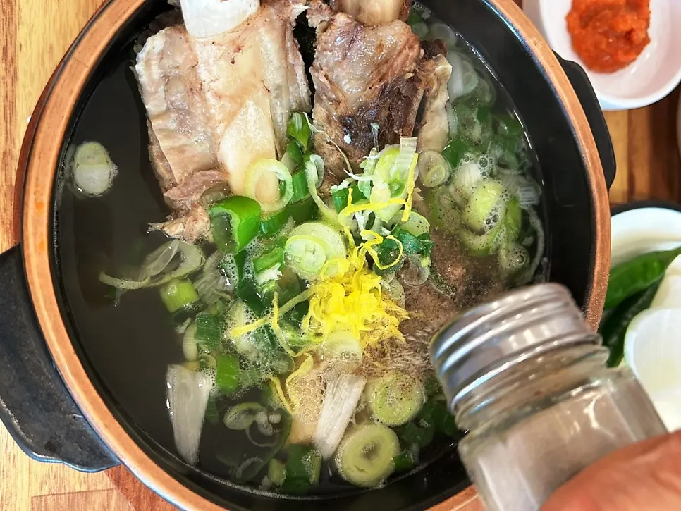 뚝배기에 담긴 원기회복 갈비탕