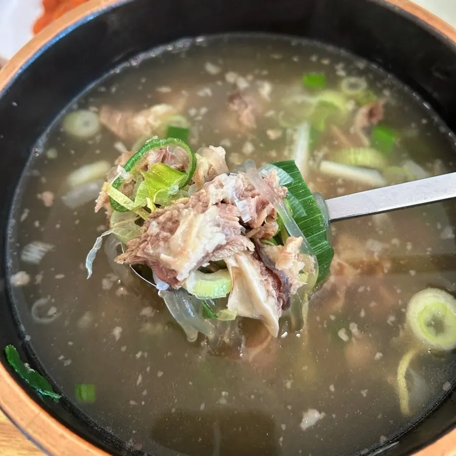 당면과 갈빗살을 올린 한 숟갈
