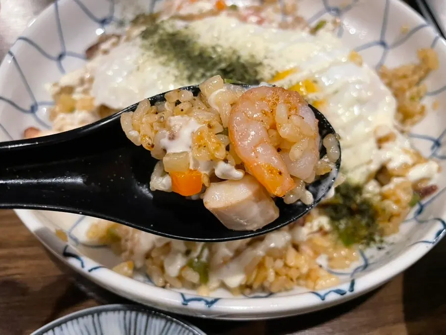 해물과 야채를 넣은 철판 볶음밥