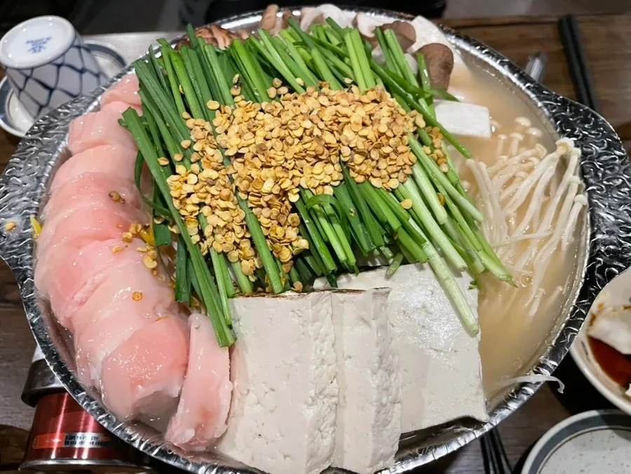 해물과 야채가 담긴 볶음밥 한 수저