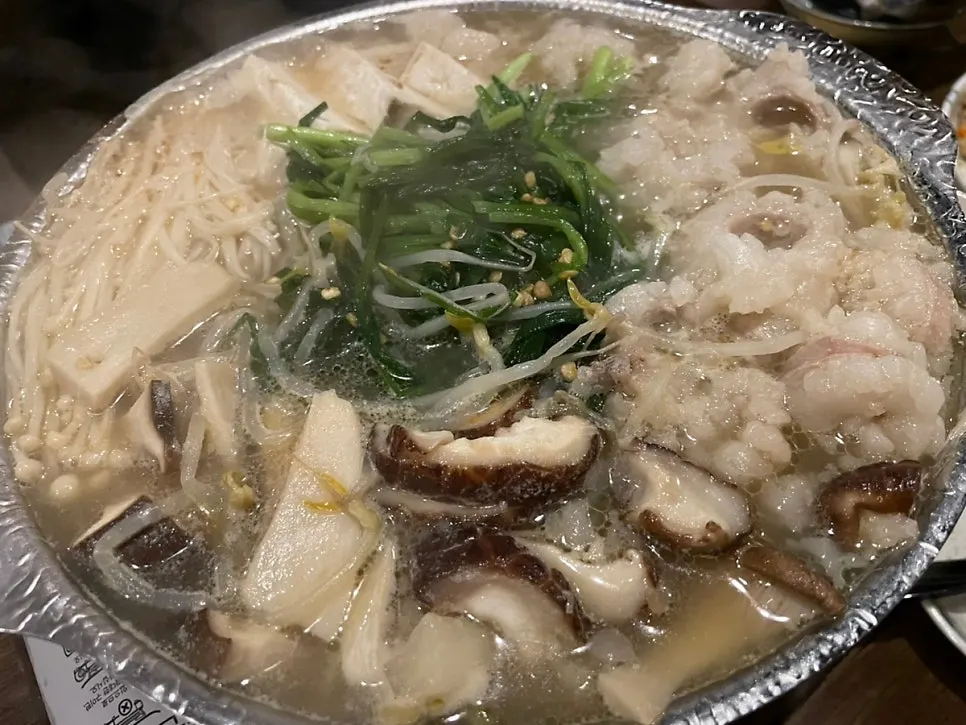 보글보글 끓는 모츠나베 국물