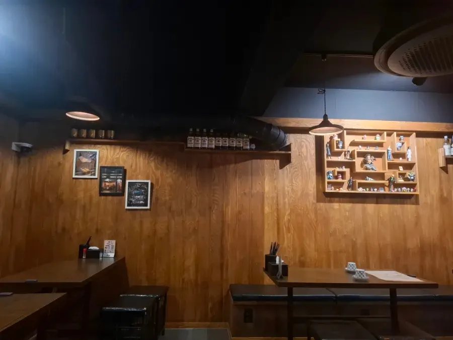 Interior atmosphere of Hamaru Hoegi izakaya