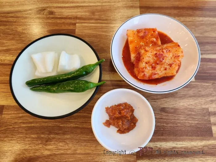 Table spread of wongi-hoebok galbitang and aronsatae galbitang