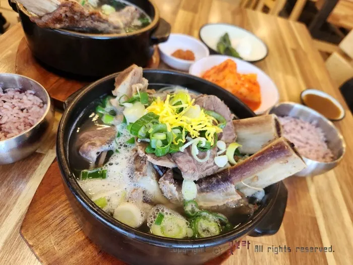 Wongi-hoebok galbitang with two ribs