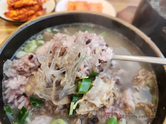 Aronsatae piled high in the meat-packed aronsatae galbitang