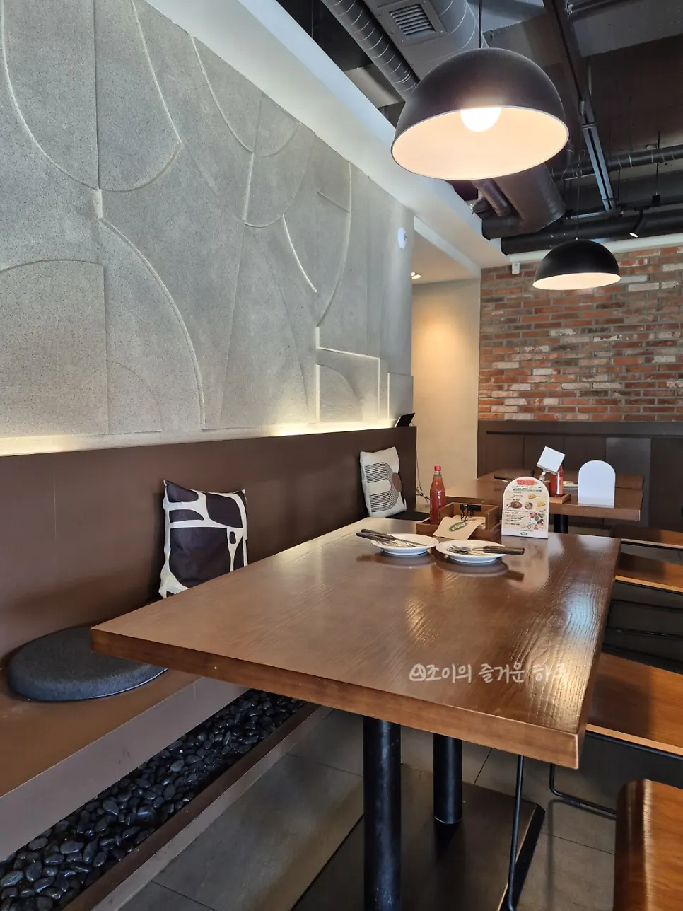 Spacious interior of Eaters Mexican HUFS Branch