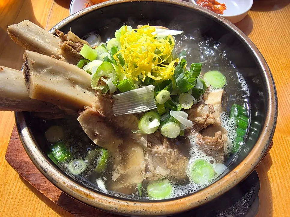 Special wang galbitang with the basic side dishes