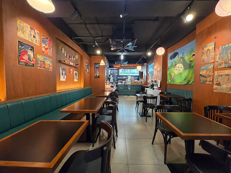 Interior decorated with wood tones and Japanese retro posters