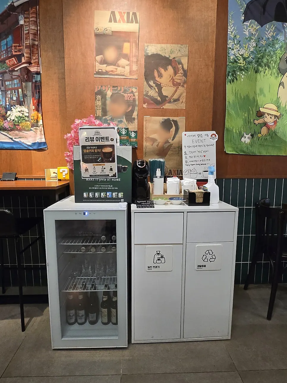 Supply corner with plastic gloves and napkins