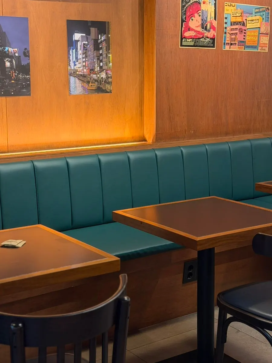 The retro-mood interior of Shibuya Burger