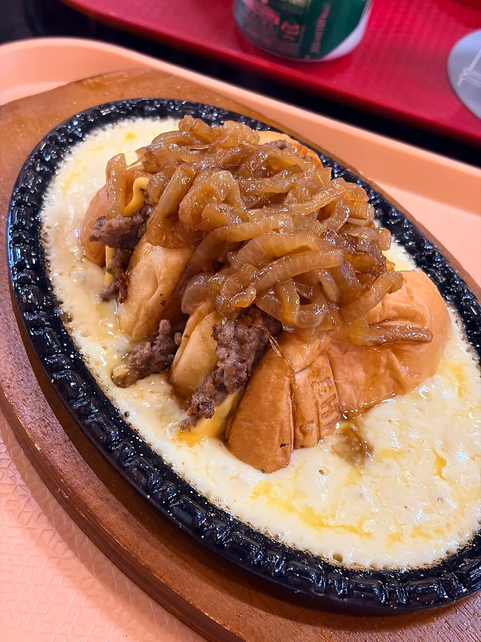 치즈가 자작하게 깔린 철판치즈버거 상차림