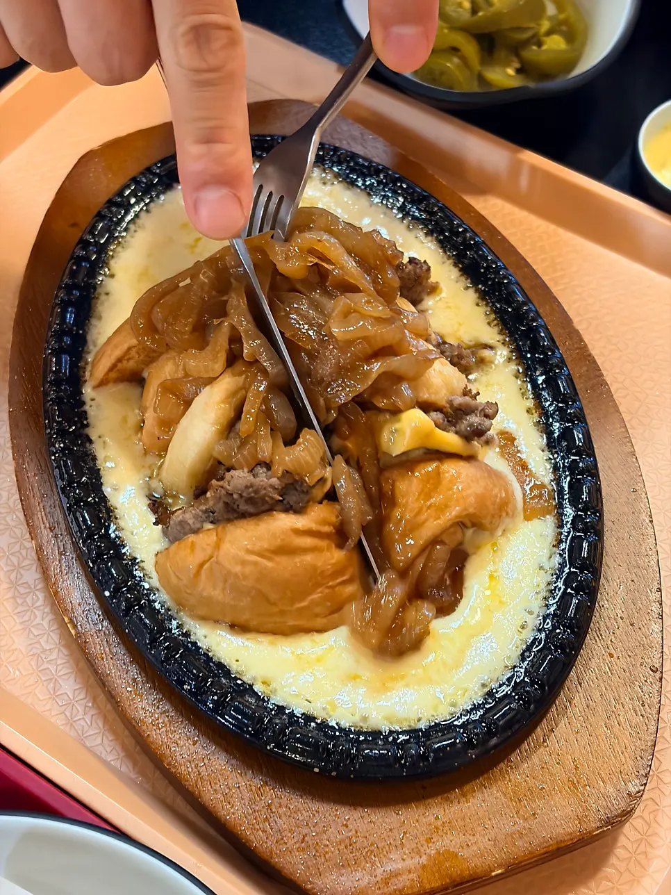 패티와 볶은 양파가 올라간 철판치즈버거 단면