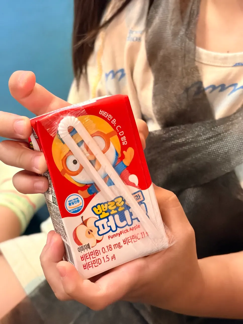 아이에게 준 뽀로로음료와 사탕