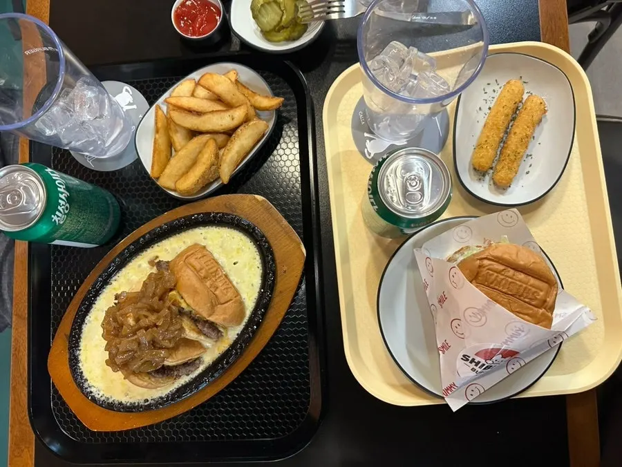 Welcome fries served with sauce