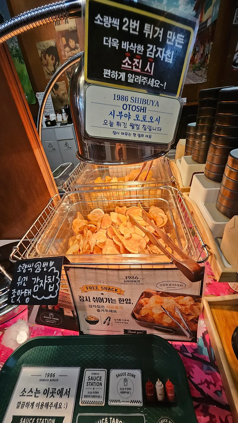 벽면에 붙은 일본 감성 포스터