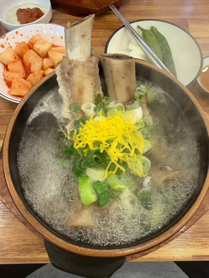 Side dishes of seokbakji, peppers, and onion