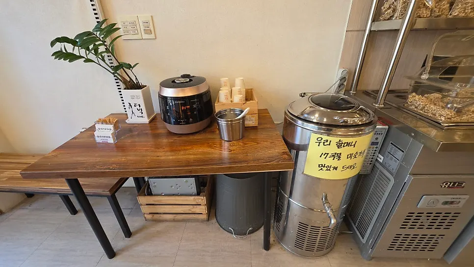 Self-serve rice cooker with unlimited refill sign