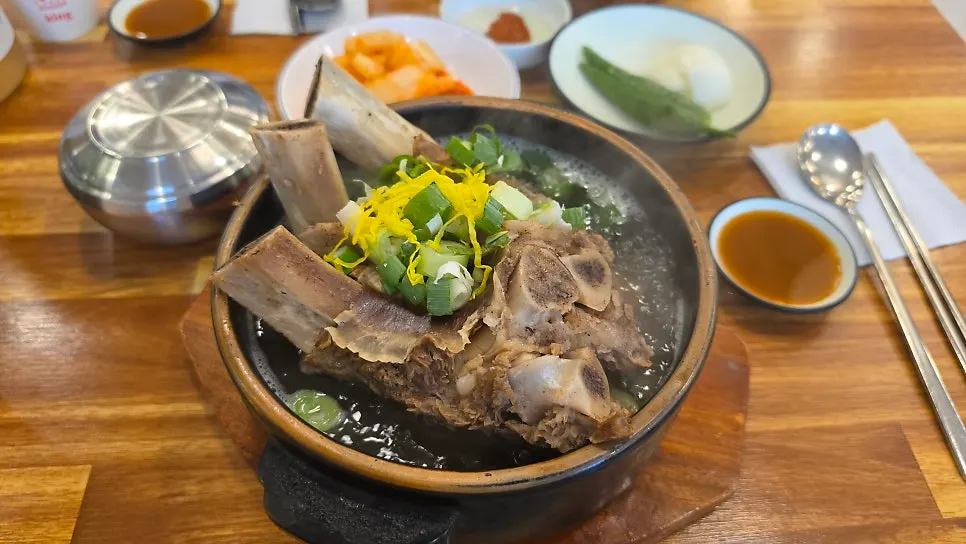 A bowl of clear-broth fortifying wang galbitang