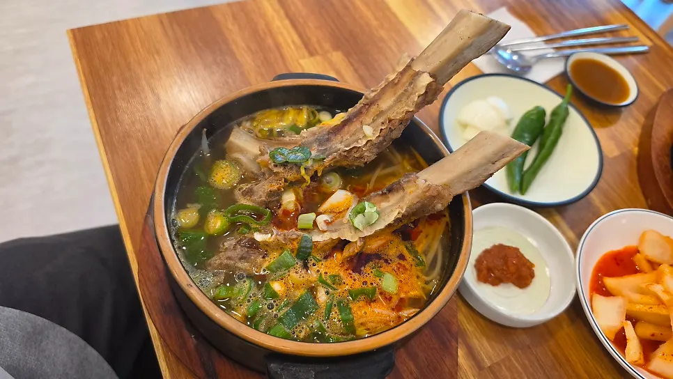 Spicy broth turned red after mixing in seasoning