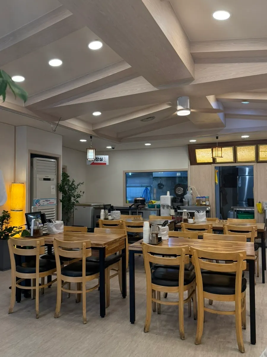 Seating area with window-side solo seats