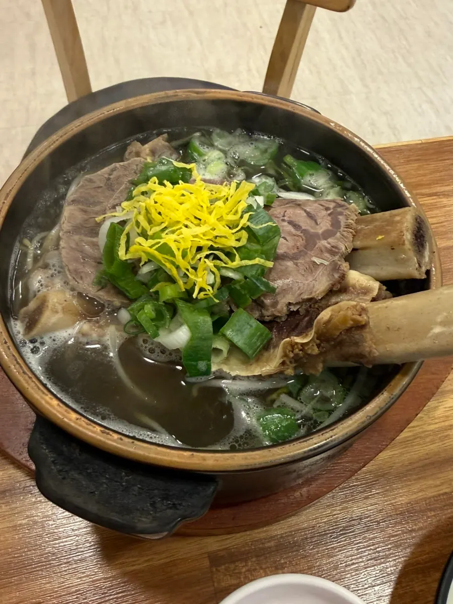 Stone pot of meat-packed aronsatae galbitang