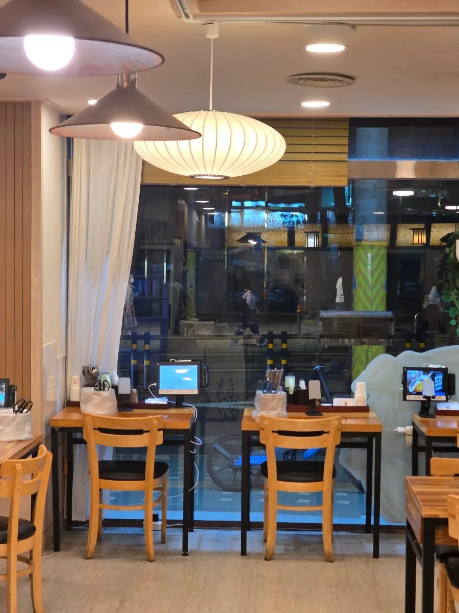 넓고 깔끔한 회기왕갈비탕 매장 내부