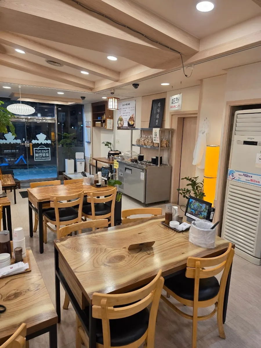 소갈비찜과 갈비탕이 적힌 회기왕갈비탕 메뉴판