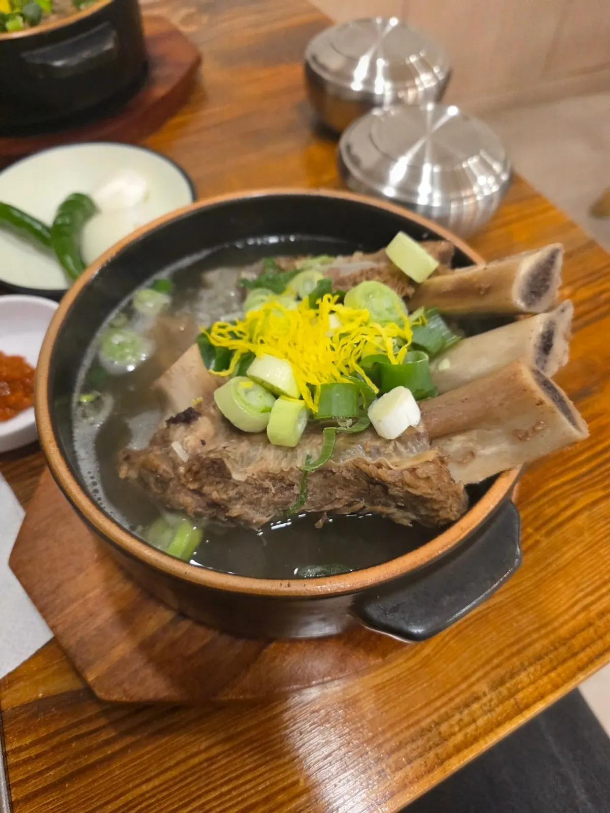 뚝배기에 담겨 나온 기력회복 특왕갈비탕