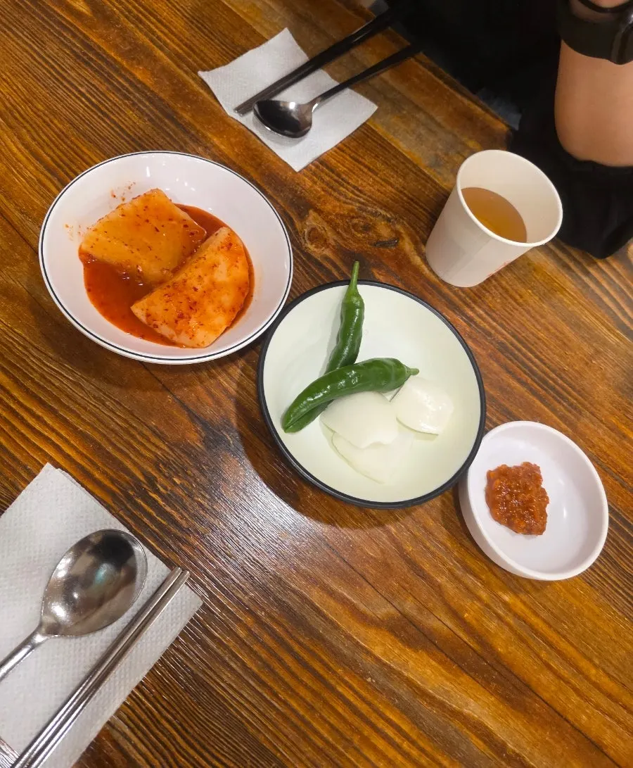 갈비탕과 함께 나온 김치와 석박지