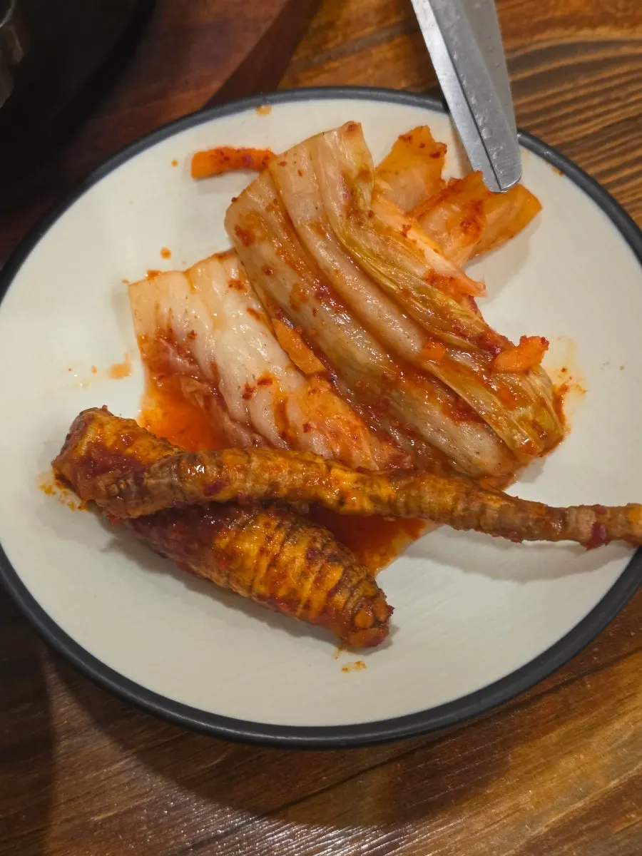 반찬과 후식이 준비된 셀프코너