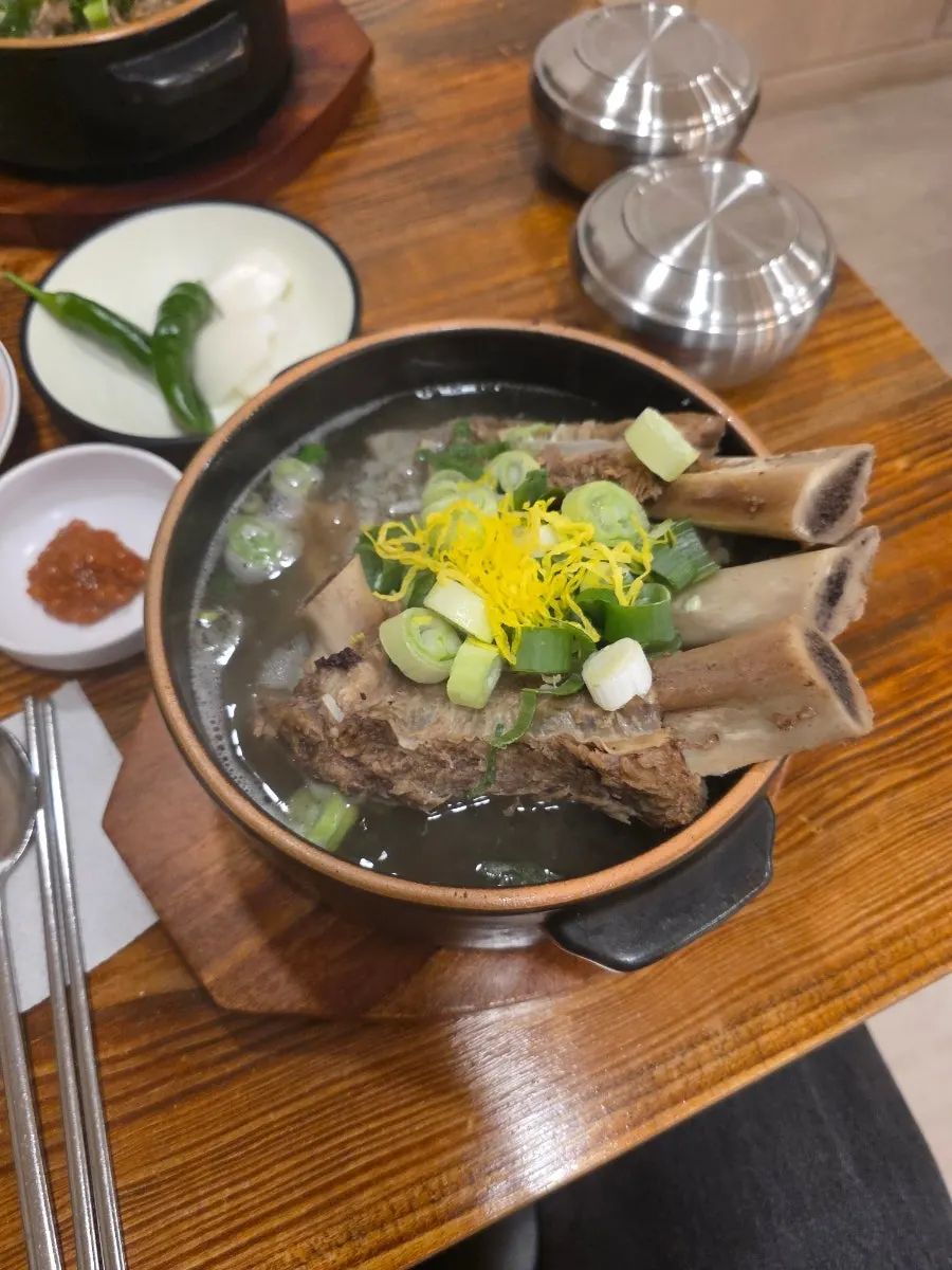 밥을 말아 먹는 특왕갈비탕 한 그릇